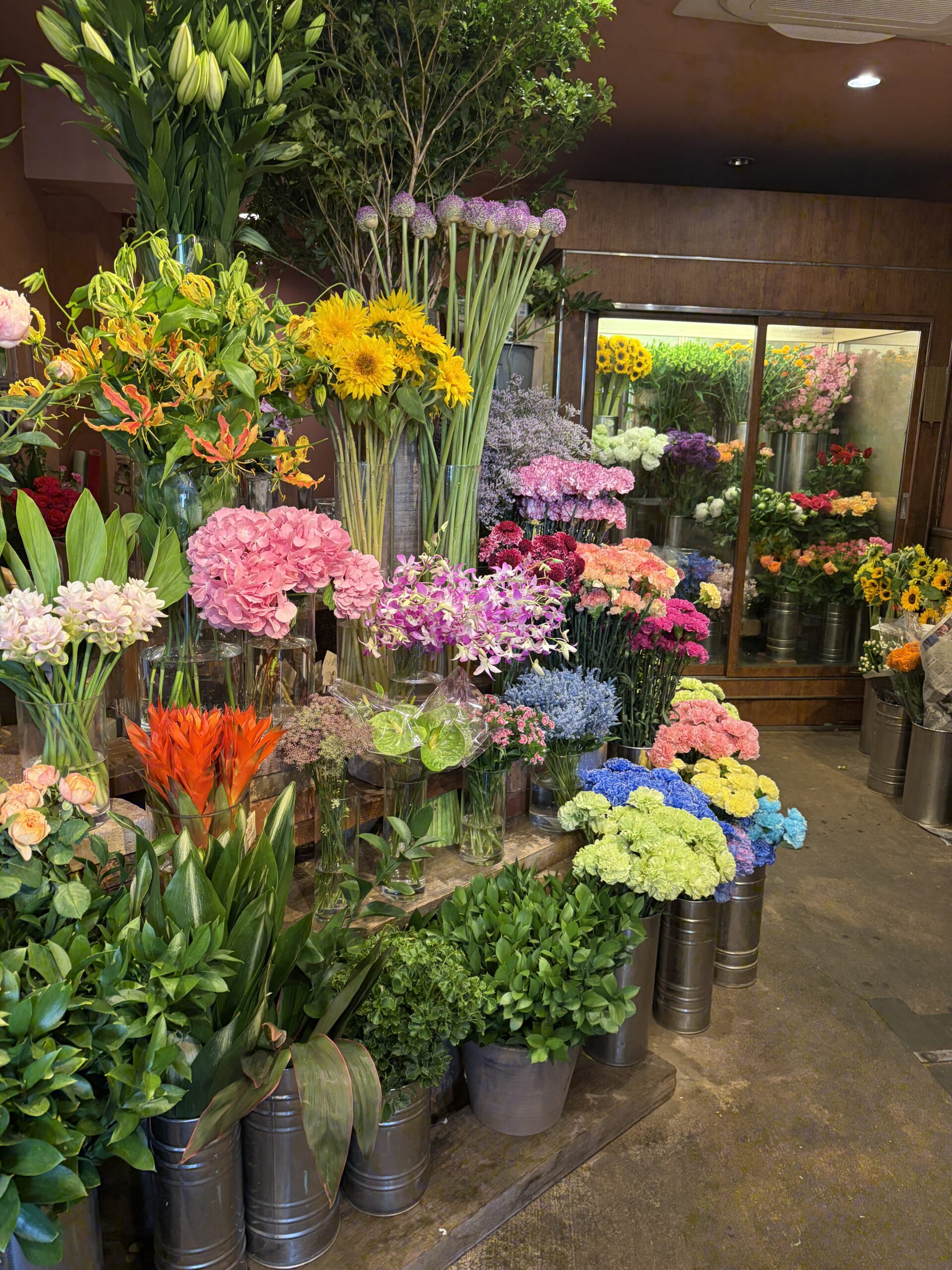 店内に並ぶ切り花