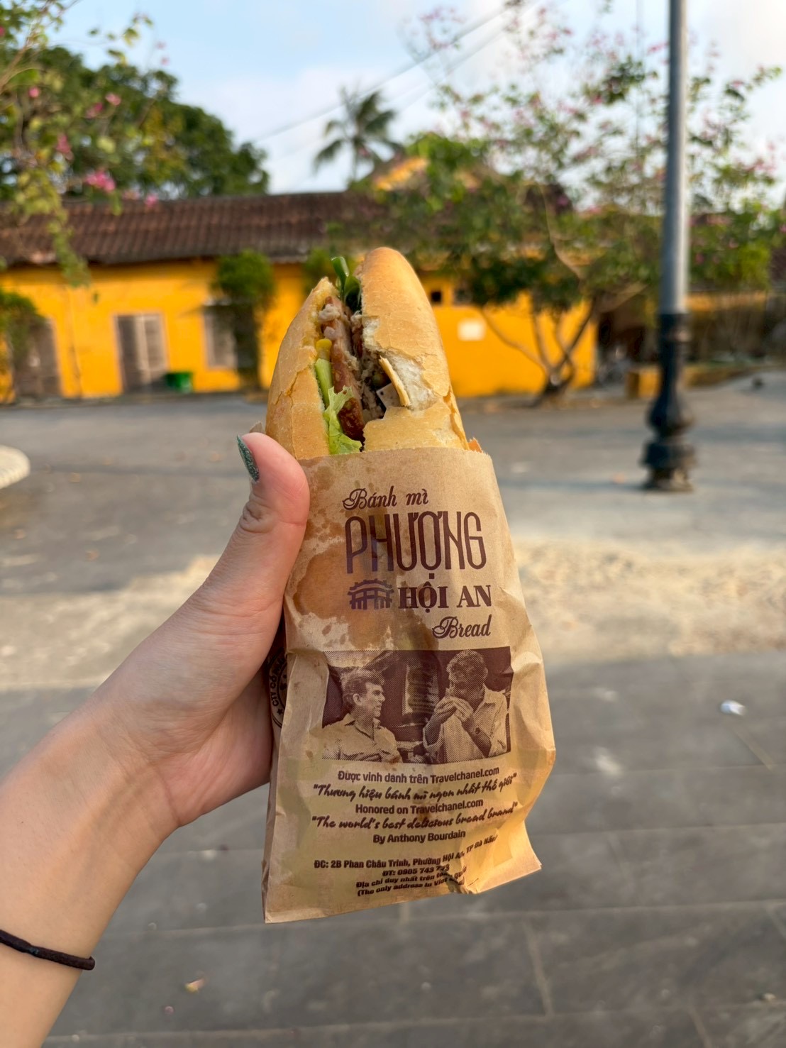 ホイアンの「Bánh mì Phượng」のバインミーと街並み
