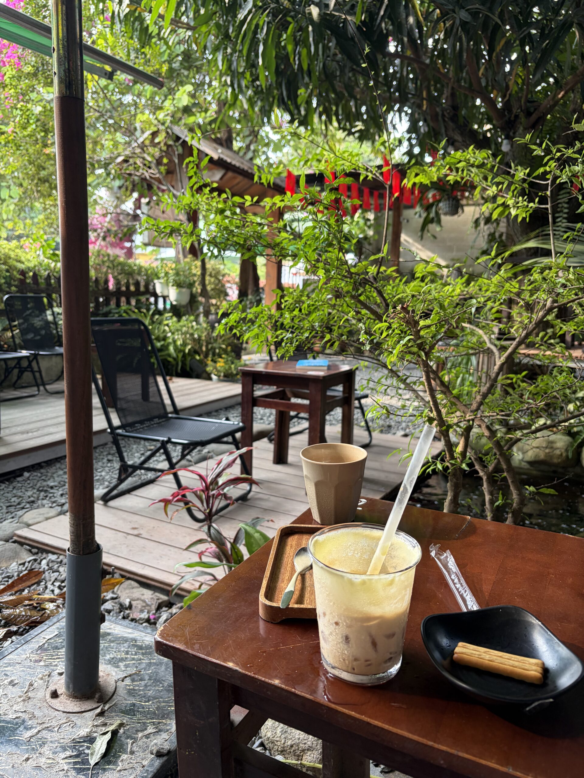 緑が印象的なカフェで飲んだベトナムのアイスコーヒー
