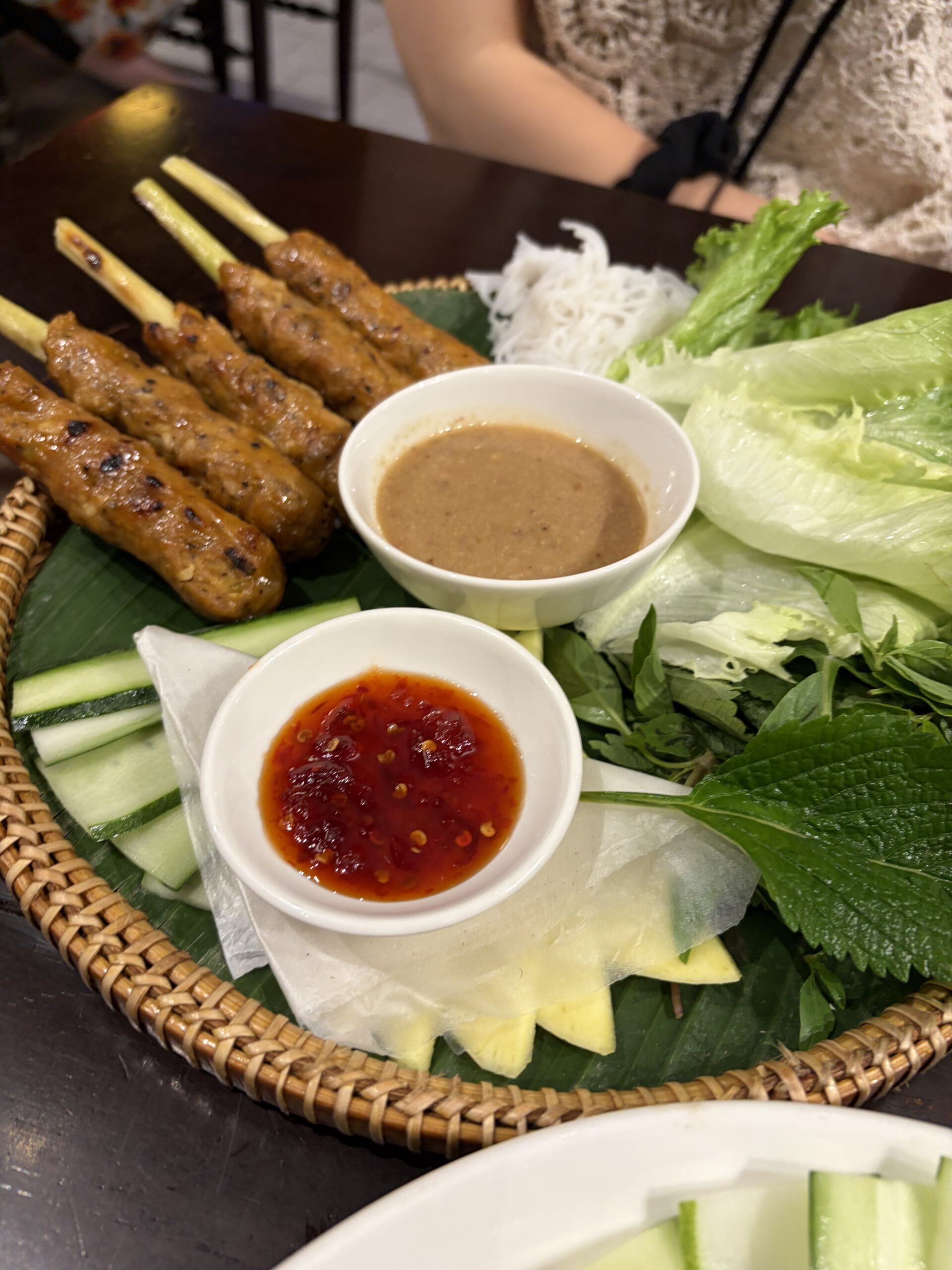 マダム・ランの夕食、串焼き（ネムヌン）と香草の盛り合わせ